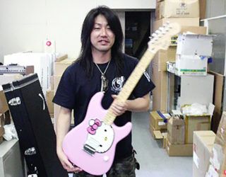 【キティちゃんギター】エリちゃんが購入したのはピンク色のキティちゃんギター